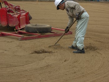 重機の他に、人の手を使ってゴミなどを取り除きます。
