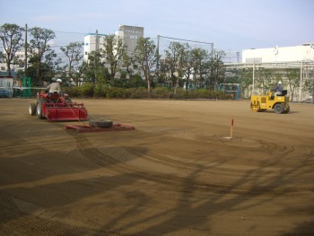 重機は複数台使用して、丁寧に行います。