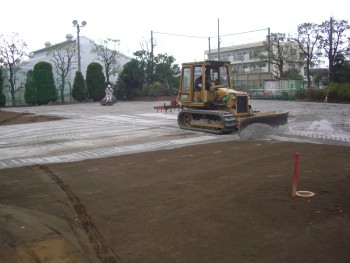 新しい敷材を敷き詰めます。