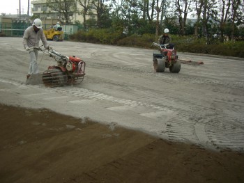 これも重機だけでなく、人の手を使って細部まで行います。