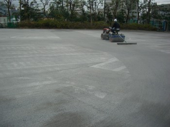 敷き詰めた材料を平らに整えます。