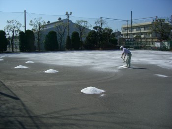 整えた敷地の上に砂利を敷き詰めていきます。