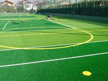 フットサル＆テニス兼用コート人工芝工事　施工写真1