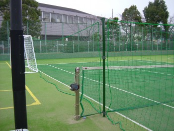 フットサル＆テニス兼用コート人工芝工事　施工写真3