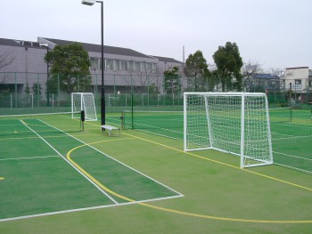 フットサル＆テニス兼用コート人工芝工事　施工写真4