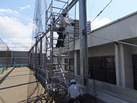学校体育館屋上防球ネット 施工写真1
